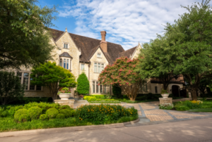 The Role of an Arborist Dallas in Maintaining Large Residential Landscapes